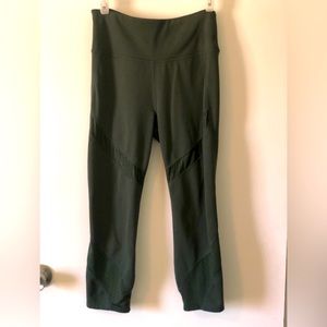 AVI Green Capri Yoga Leggings Medium